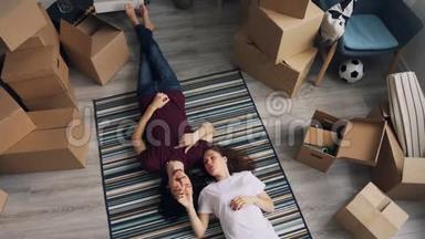 在新公寓里，一对夫妇躺在地板上，在<strong>搬迁</strong>期间交谈